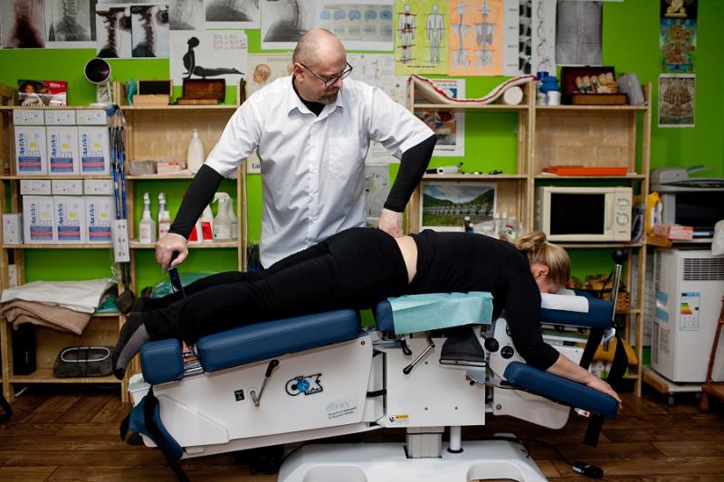 Zabieg metodą dr. Coxa na stole Cox 8, chiropraktyk Przemysław Rybczyński, Centrum Trzy Diamenty Poznań