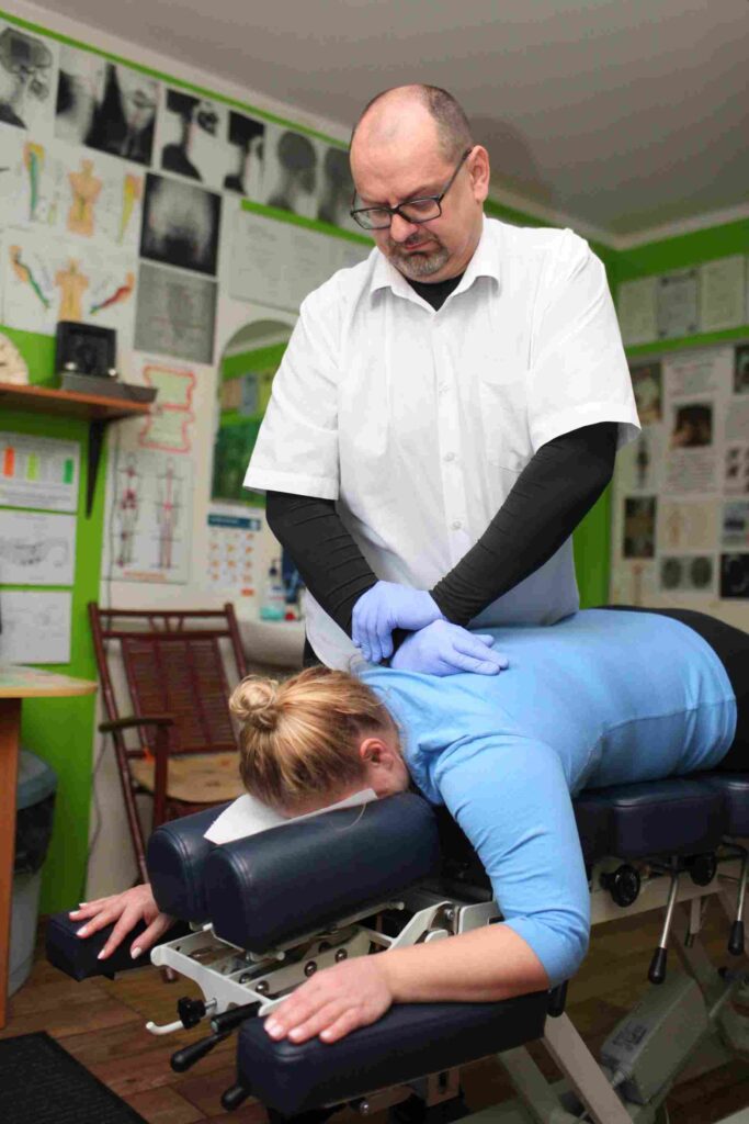 Zabieg chiropraktyczny kręgosłupa piersiowego na stole z zapadniami, informacje dla pacjenta, chiropraktyka Poznań
